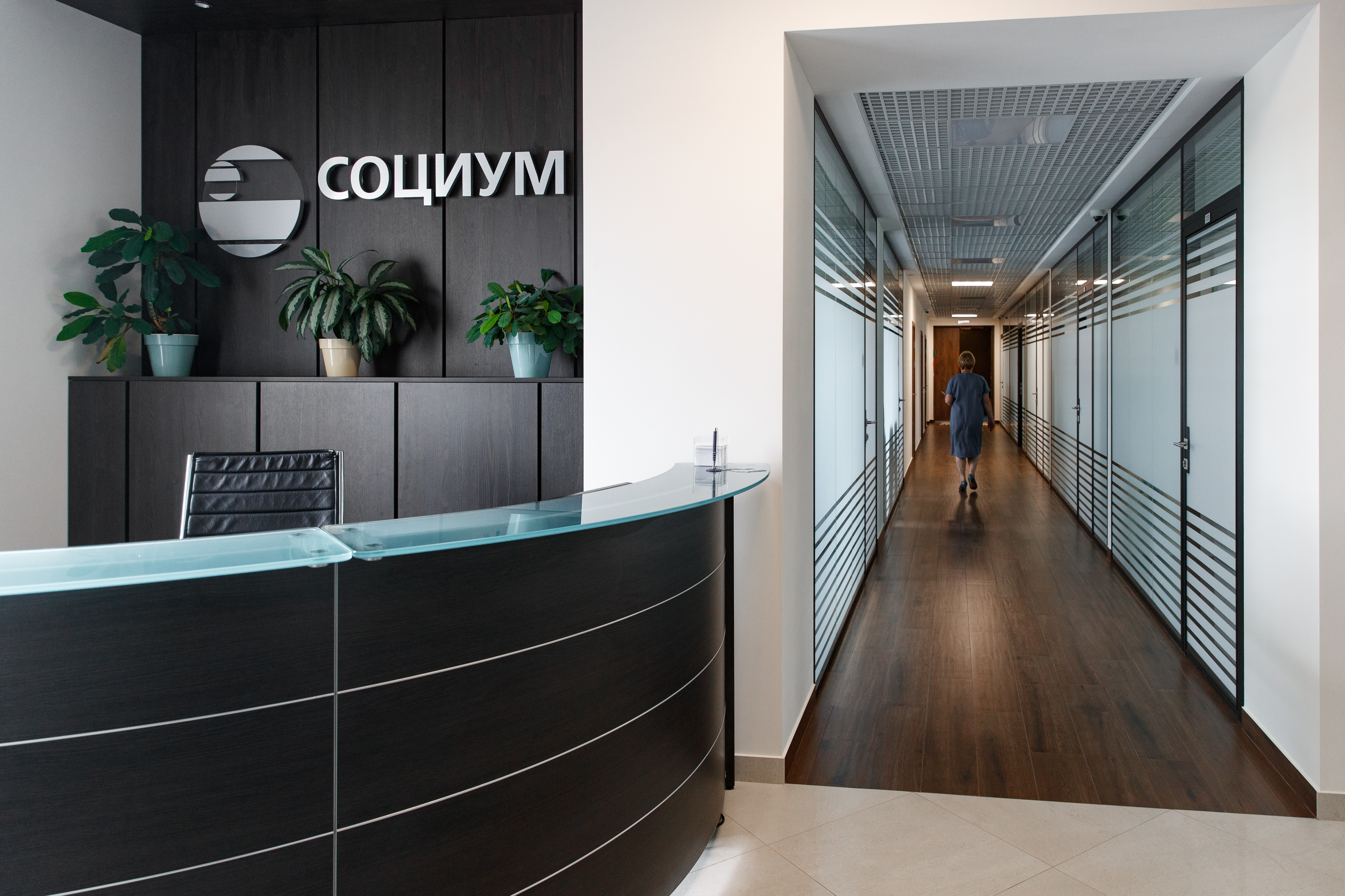 Nayada поставила стационарные стеклянные перегородки NAYADA-Twin 